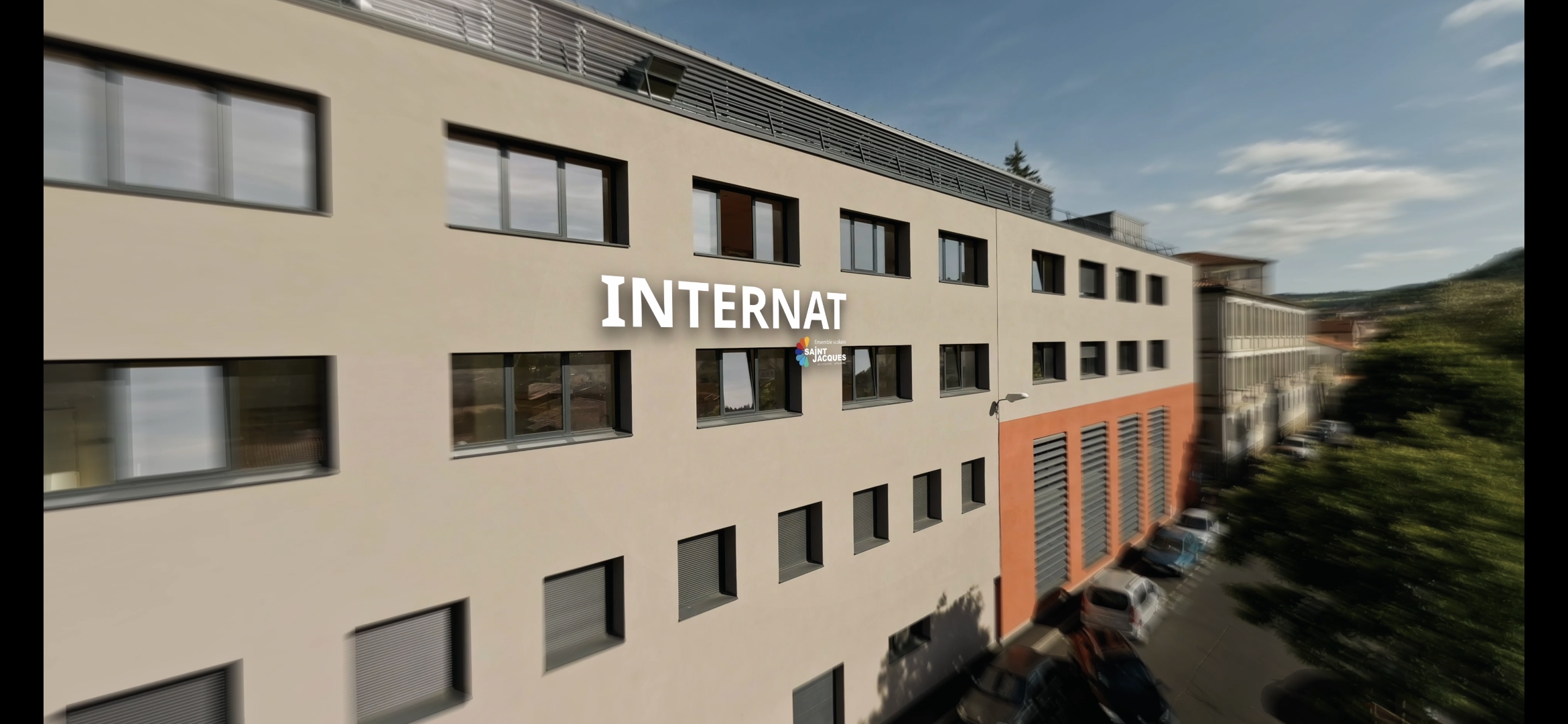 façade internat + logo